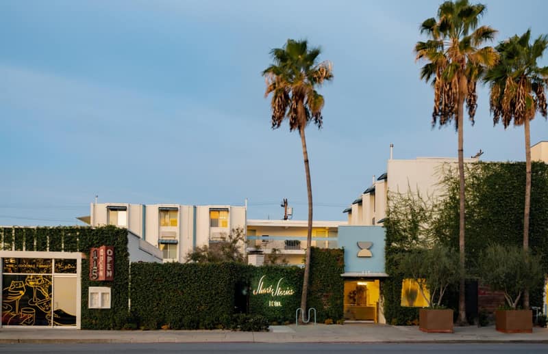 Short Stories Hotel Near The Grove — building