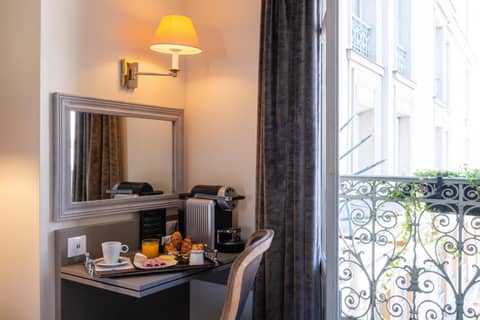 Hôtel Aston Paris — hotel room