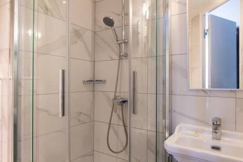 Hôtel Aston Paris — bathroom