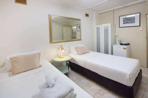 Neutral Bay Lodge — hotel room