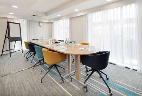 Hampton By Hilton London Excel — meeting room