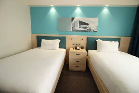 Hampton By Hilton London Excel — hotel room