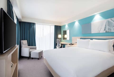 Hampton By Hilton London Excel — hotel room