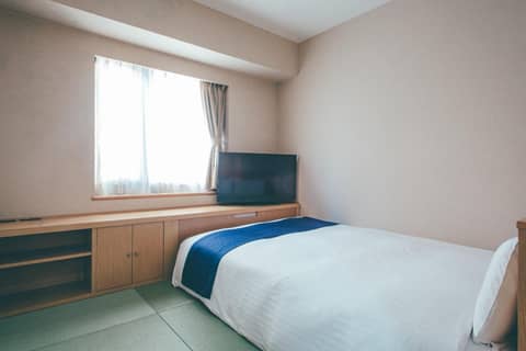 Hamilton Hotel Blue — hotel room