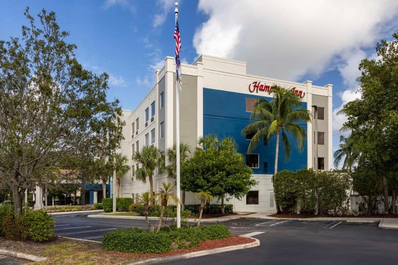 Hampton Inn West Palm Beach Central Airport — building