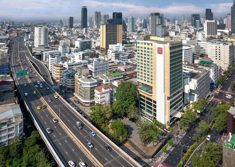 Hilton Garden Inn Bangkok Silom — building