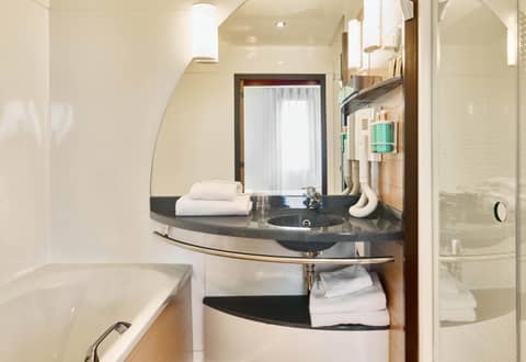B&B HOME Paris Nord 18ème — bathroom