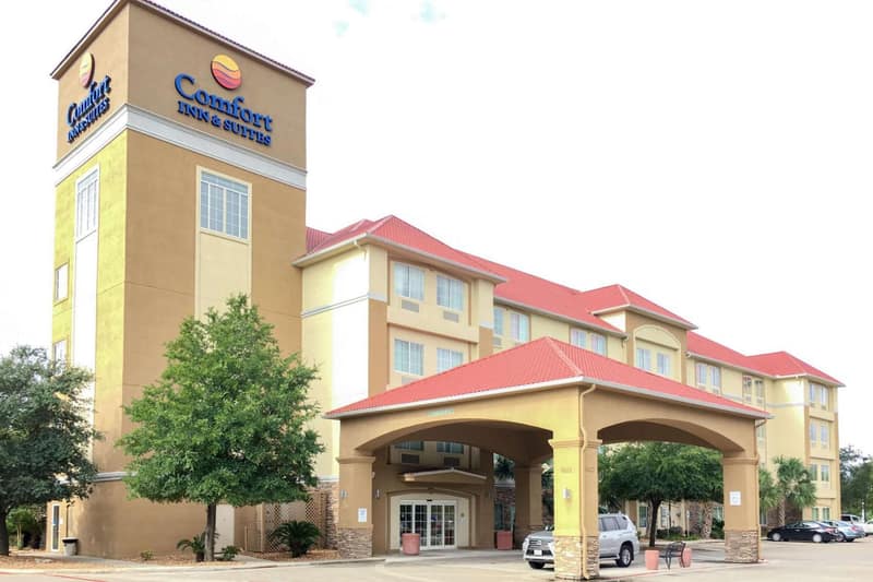 Comfort Inn & Suites Near Six Flags & Medical Center — building