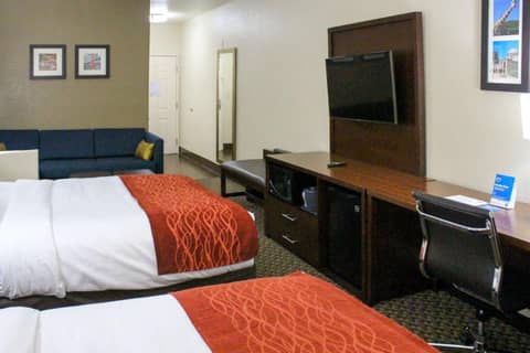Comfort Inn & Suites Near Six Flags & Medical Center — photo 3