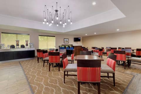 Comfort Inn & Suites Near Six Flags & Medical Center — photo 8