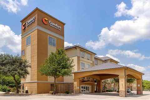Comfort Inn & Suites Near Six Flags & Medical Center — photo 9