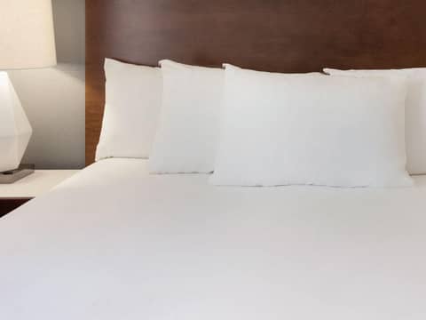 Radisson Hotel Phoenix Airport — bedroom
