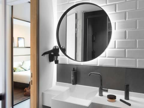 ibis Brussels Centre Chatelain — bathroom