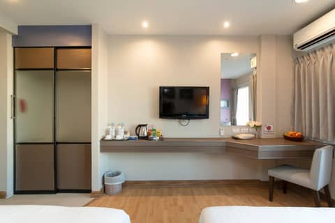 Bangkok Loft Inn — hotel room