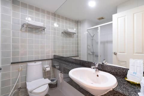 Bangkok Loft Inn — bathroom