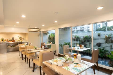 Bangkok Loft Inn — dining