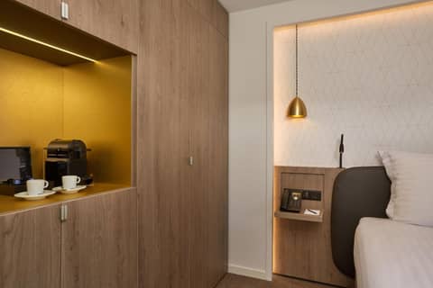 Auteuil Tour Eiffel — hotel room