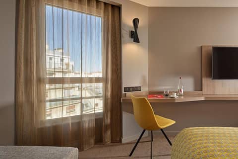 Auteuil Tour Eiffel — hotel room