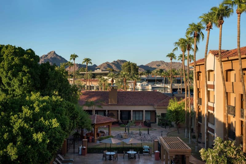 Sonesta Select Phoenix Camelback — building
