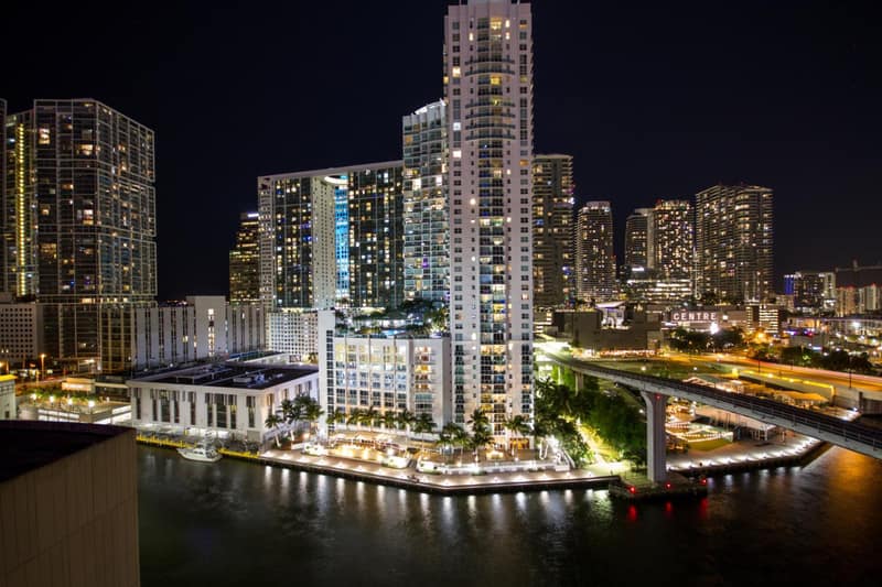 Comfort Inn & Suites Downtown Brickell-Port of Miami — building