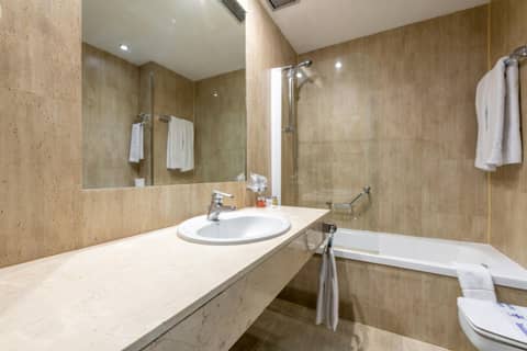 Espahotel Plaza de España — bathroom