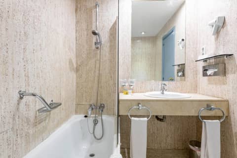 Espahotel Plaza de España — bathroom
