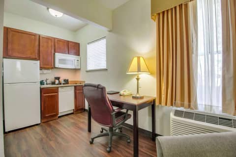 MainStay Suites Texas Medical Center-Reliant Park — kitchen