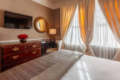 11 Cadogan Gardens and The Apartments — hotel room