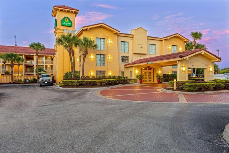 La Quinta Inn by Wyndham Orlando Airport West — building