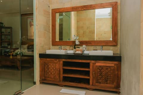 Palette Resort Argya Santi Jimbaran — bathroom