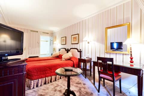 Golden Tulip Washington Opera — hotel room