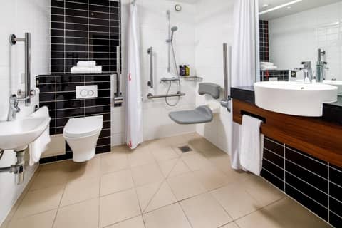 Holiday Inn Express London - ExCel by IHG — bathroom