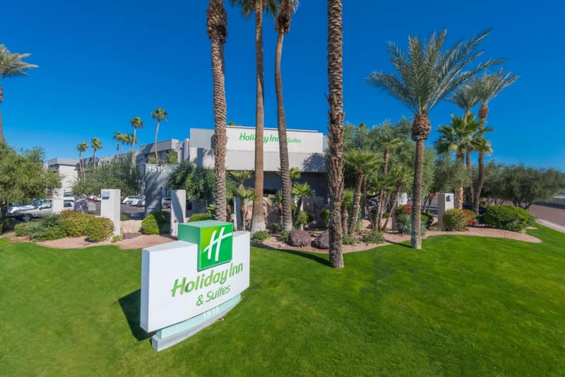 Holiday Inn and Suites Phoenix Airport North by IHG — building