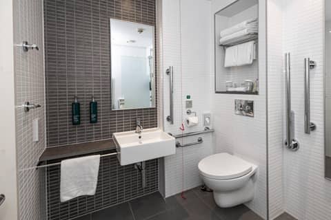 DoubleTree by Hilton Hotel London - Tower of London — bathroom