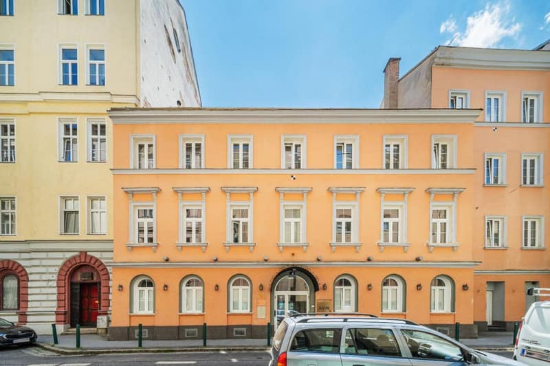 Self-Check-In Hotel Adlon — building