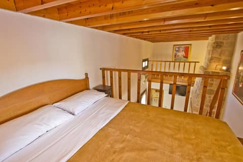Camelot Traditional & Classic Hotel — bedroom