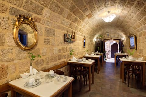 Camelot Traditional & Classic Hotel — dining
