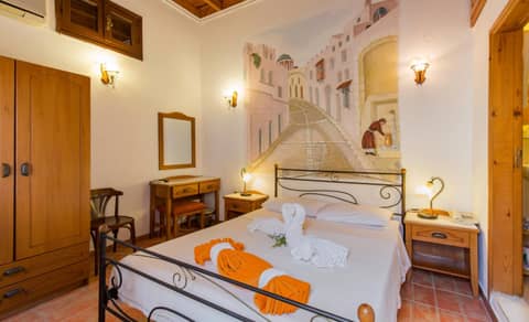 Camelot Traditional & Classic Hotel — bedroom