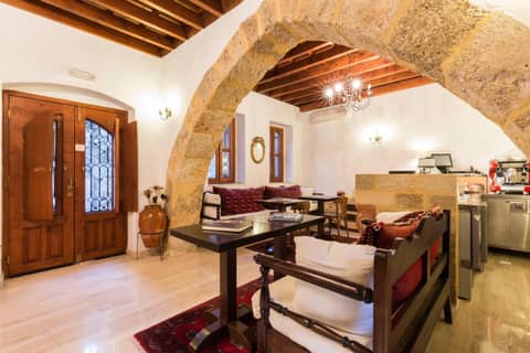 Camelot Traditional & Classic Hotel — dining