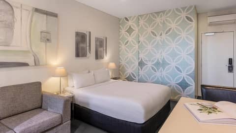 Oaks Melbourne on Collins Suites — hotel room