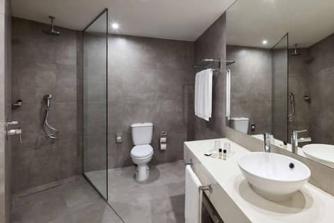 NH Lagos Algarve Resort — bathroom