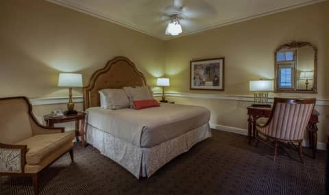 Hotel Provincial — hotel room