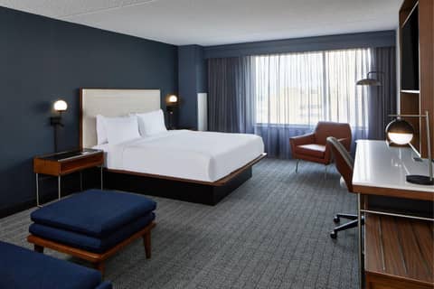 Courtyard by Marriott Detroit Downtown — hotel room