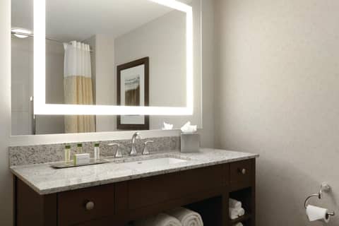 DoubleTree by Hilton Hotel Boston Bayside — photo 2