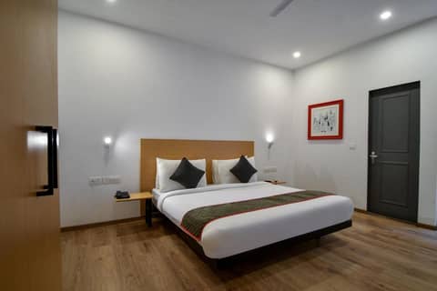 Townhouse 596 Hotel KG Estate — hotel room