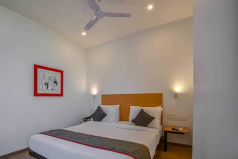 Townhouse 596 Hotel KG Estate — hotel room
