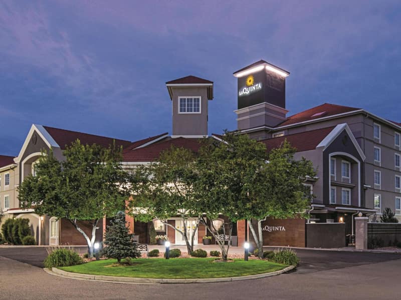 La Quinta Inn & Suites by Wyndham Denver Airport DIA — building