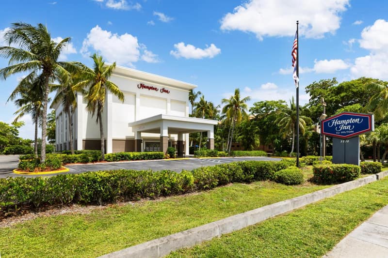 Hampton Inn Naples-Central — building
