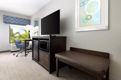 Hampton Inn Naples-Central — hotel room