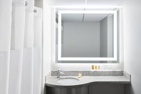 Club Quarters Hotel White House, Washington DC — bathroom
